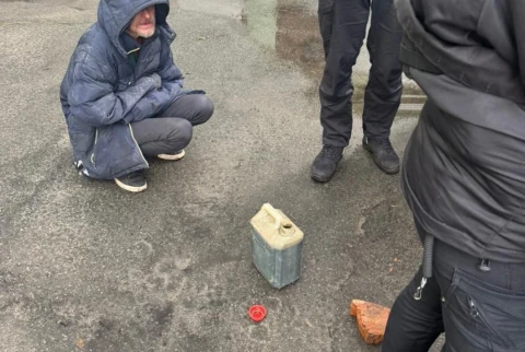 Чоловік, який спробував підпалити авто депутата Гузя, та знаряддя його злочину