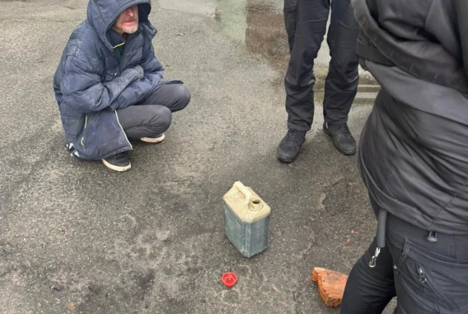 Чоловік, який спробував підпалити авто депутата Гузя, та знаряддя його злочину