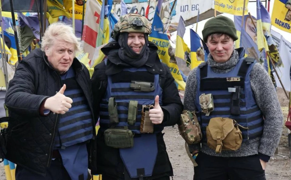 Борис Джонсон з українськими військовими біля стели "Оріхівський район"