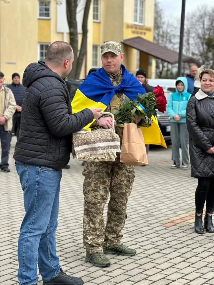 На фото: воїн Павло Юркевич отримує подарунки під час зустрічі у Добротвірській громаді на Львівщині