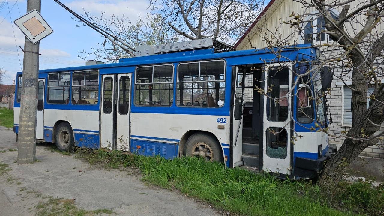 За пів години до обіцяного Путіним великоднього перемир'я РФ атакувала тролейбус у Херсоні: водій помер у лікарні