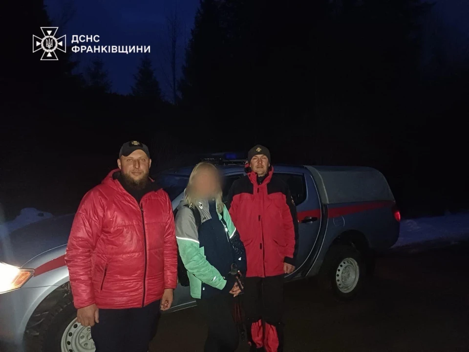 На фото: рятувальники ДСНС Івано-Франківщини разом із туристкою, яку знайшли в урочищі Озірний у Ворохті
