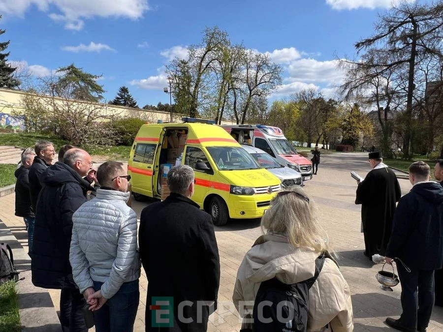Три карети швидкої від німецьких волонтерів для Миколаєва у Львові біля собору св. Юра
