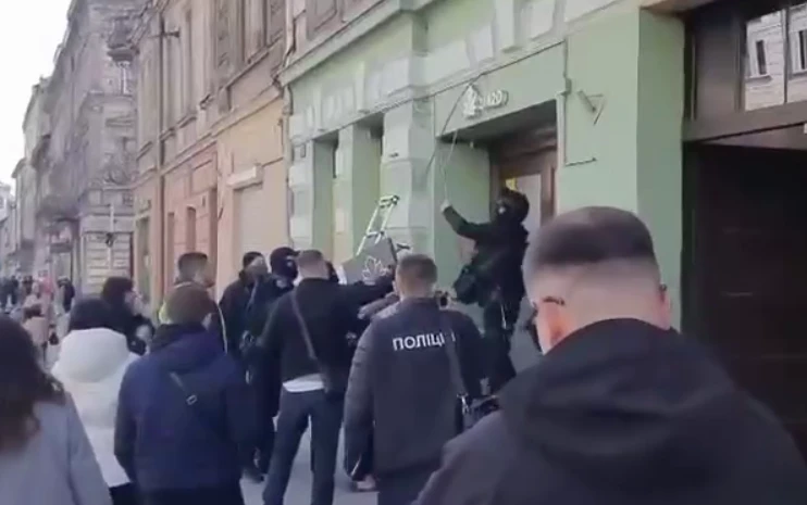 У Львові поліція демонтує вивіску U420 після скандалу з психотропами