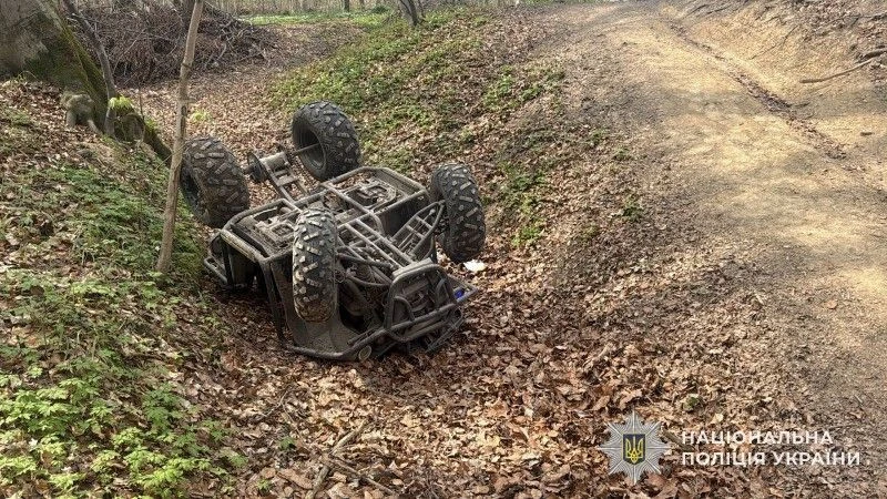 Перекинутий квадроцикл на узбіччі дороги в лісі поблизу Львова