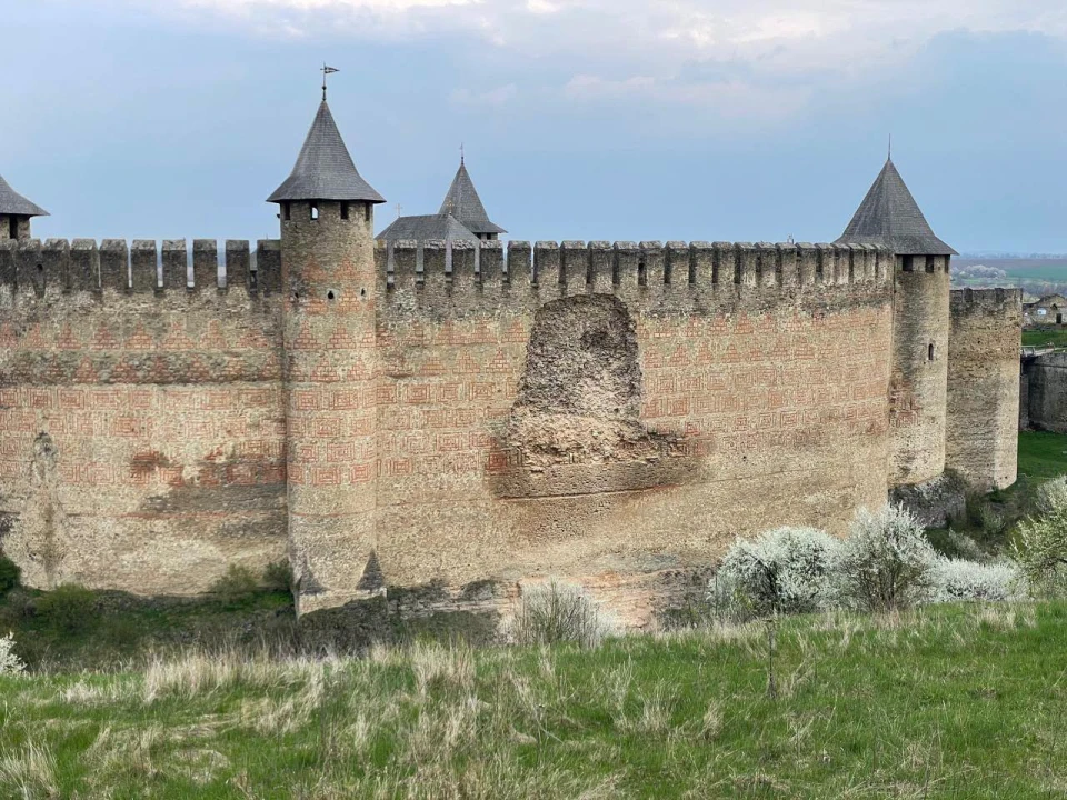 На фото: панорама Хотинської фортеці з місцем часткового обвалу стіни