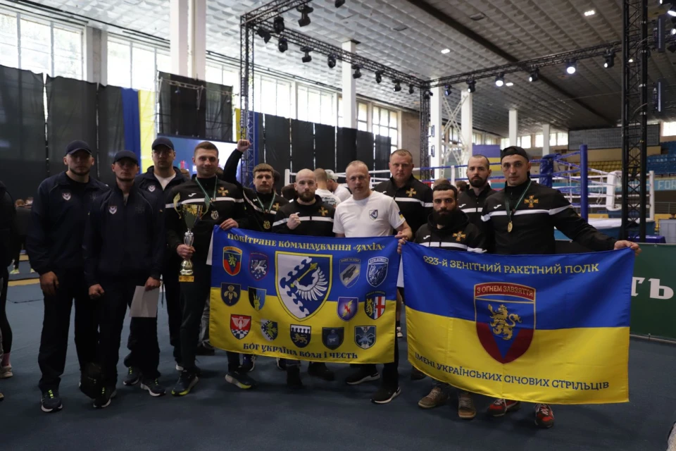 На фото: команда повітряного командування "Захід" з нагородами після Кубку командувача Сухопутних військ з боксу