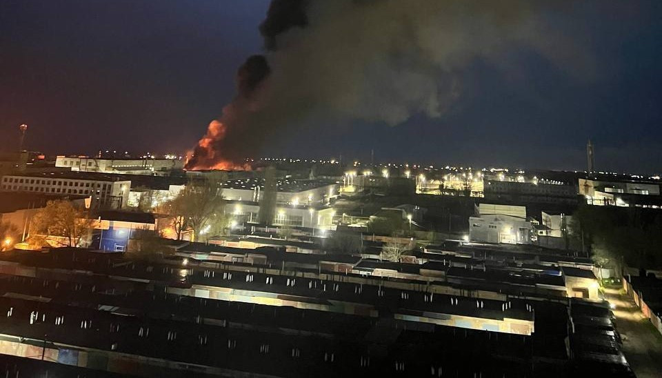 У Таганрозі внаслідок ракетного удару спалахнула пожежа