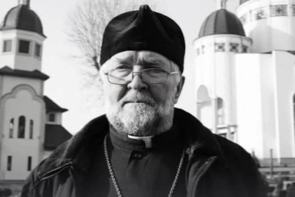 На фото: митрофорний протоієрей Михайло Нискогуз на тлі храму