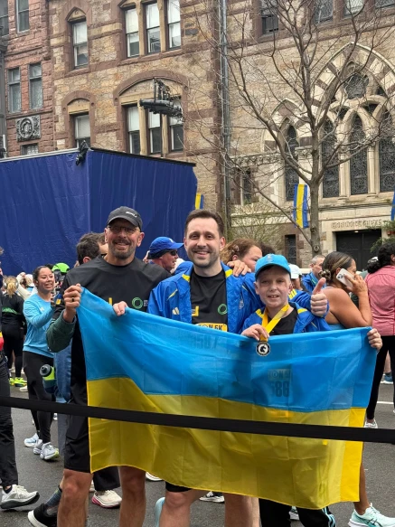 На фото: Роман Олексів з медаллю та прапором України після фінішу Бостонського марафону