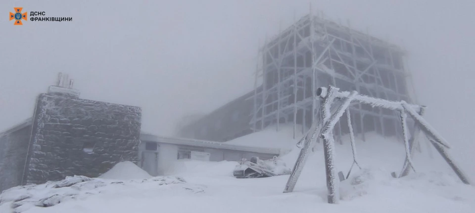Піп Іван Чорногірський засипає снігом, температура опустилася до -8°С