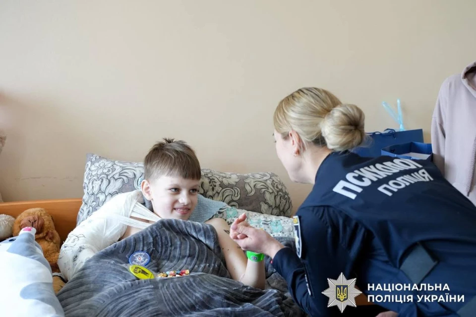 поліцейскі провідали хлопчика який впав в кар'єр на Рівненщині