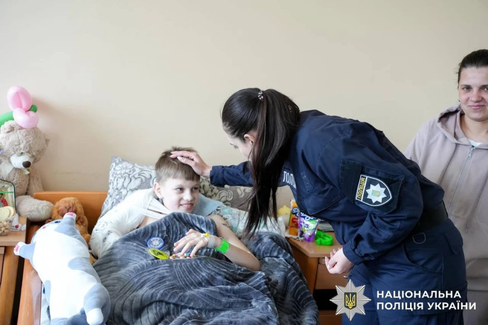 поліцейскі провідали хлопчика який впав в кар'єр на Рівненщині
