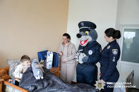поліцейскі провідали хлопчика який впав в кар'єр на Рівненщині