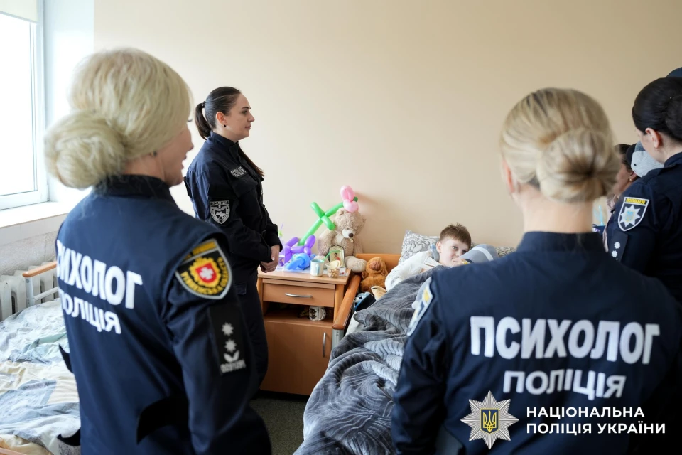 поліцейскі провідали хлопчика який впав в кар'єр на Рівненщині