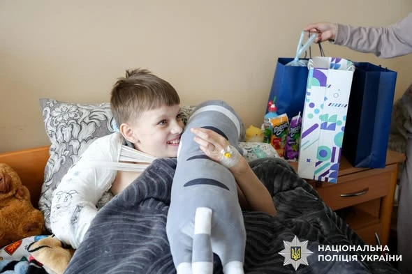 поліцейскі провідали хлопчика який впав в кар'єр на Рівненщині