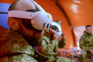 Військовий у шоломі віртуальної реальності за програмою Luminify