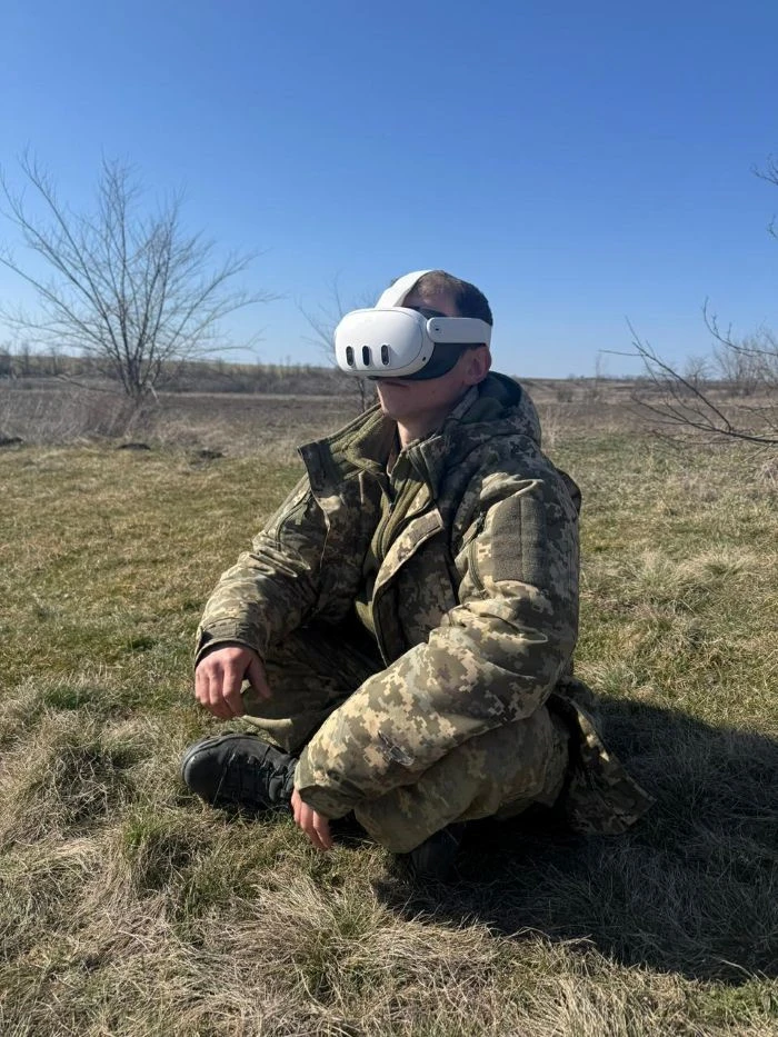 військовий у VR-шоломі за програмою від Luminify
