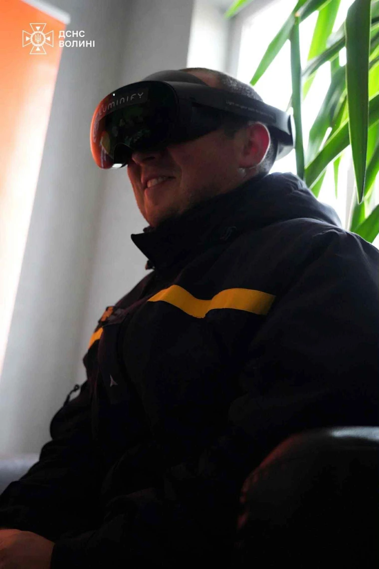 Працівник ДСНС у VR-шоломі за програмою від Luminify