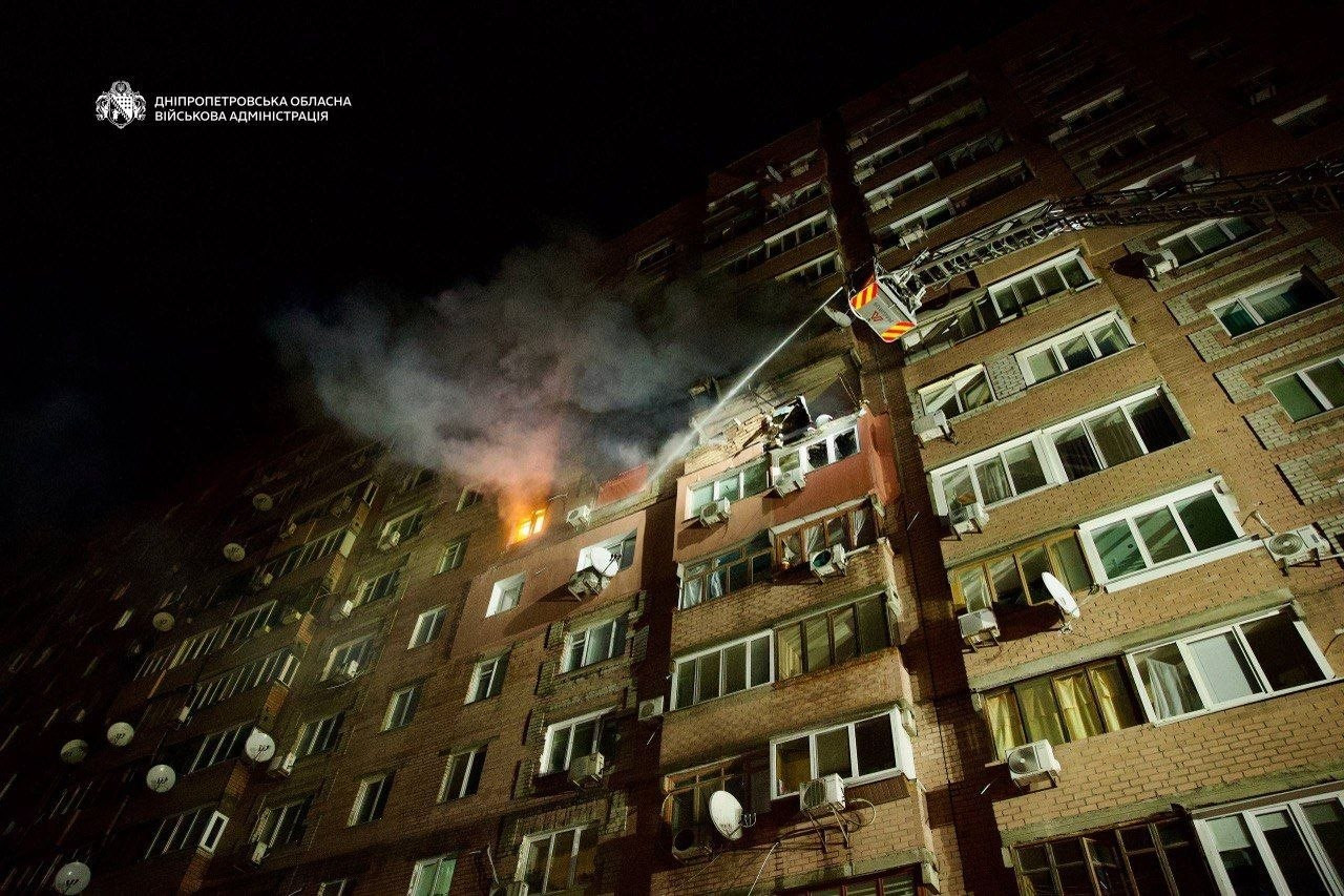 Росіяни вдарили по Дніпру. Сталося влучання у багатоповерхівку, є загиблі, серед постраждалих – діти