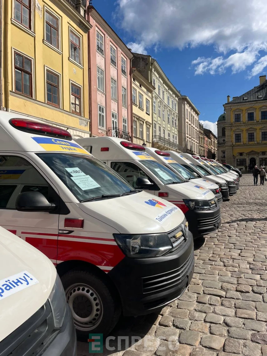 Тайванський народ передає Україні 68 рятувальних автомобілів: техніку привезли до Львова