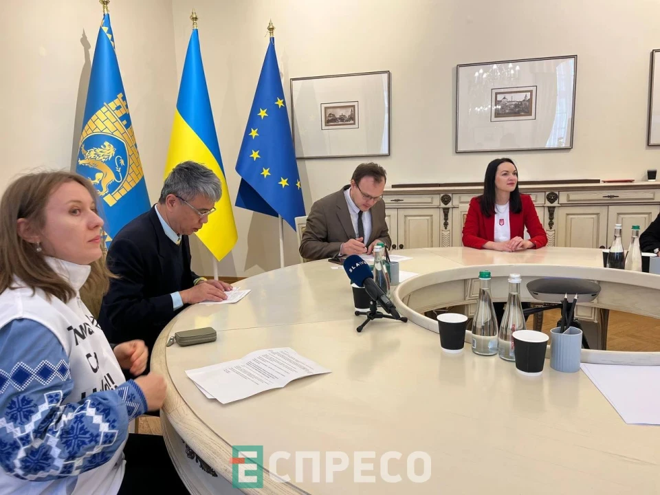 Тайванський народ передає Україні 68 рятувальних автомобілів: техніку привезли до Львова
