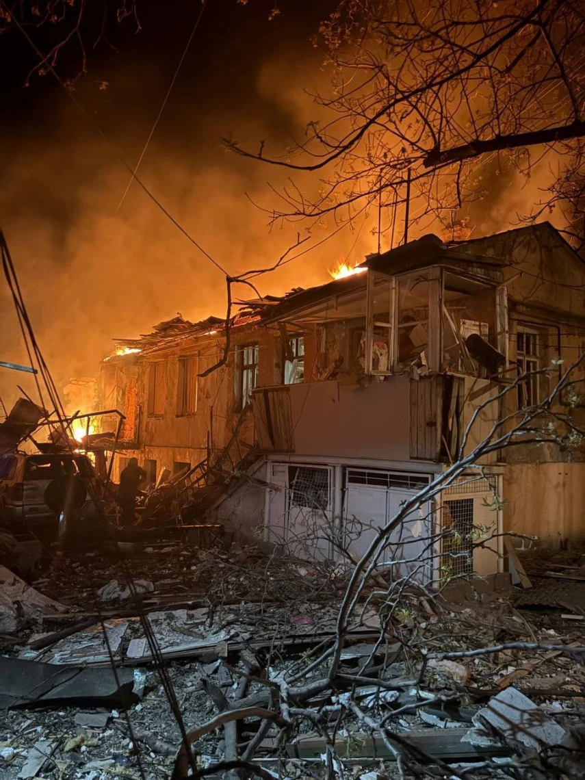 Росіяни вдарили по житлових будинках в Одесі, є постраждалі