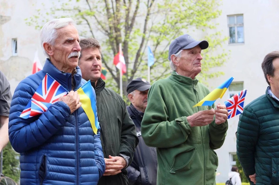 Британські фермери приїхали у Львів і передали 38 пікапів для ЗСУ