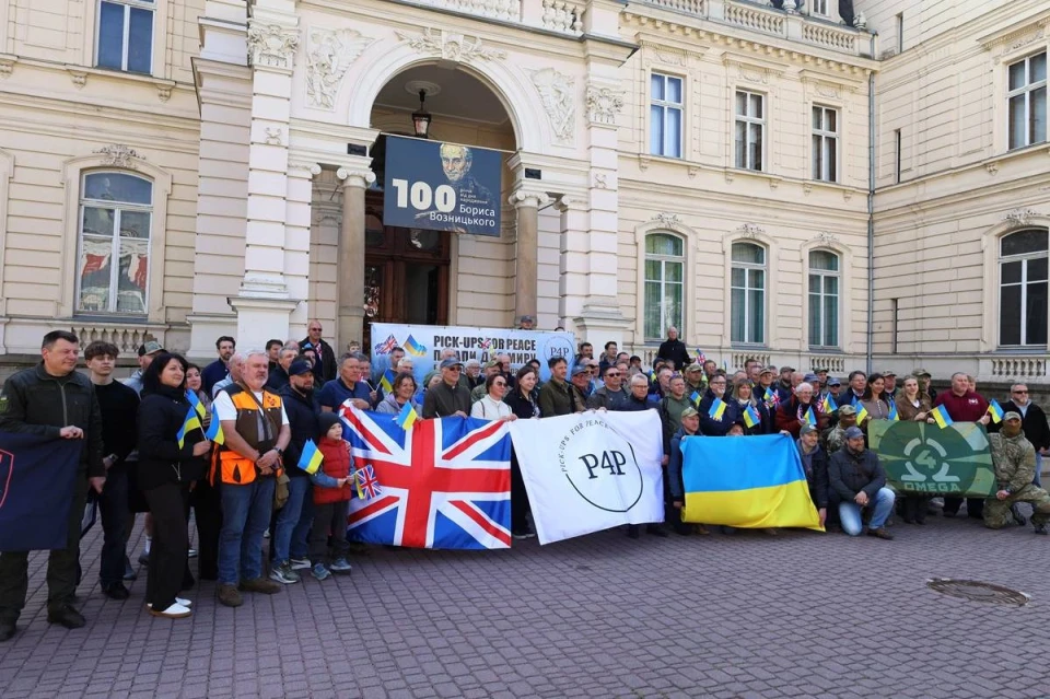 Британські фермери приїхали у Львів і передали 38 пікапів для ЗСУ