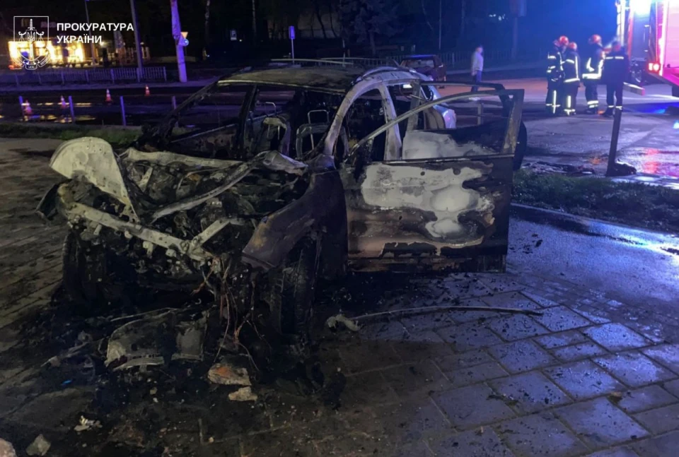 водій в’їхав у бетонну стіну: авто загорілося