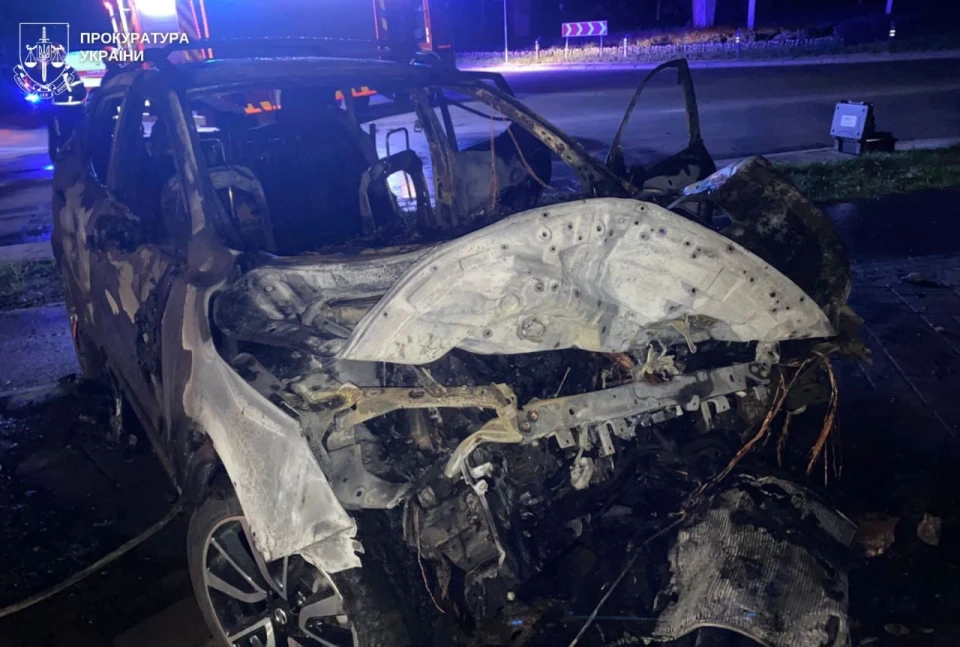 водій в’їхав у бетонну стіну: авто загорілося