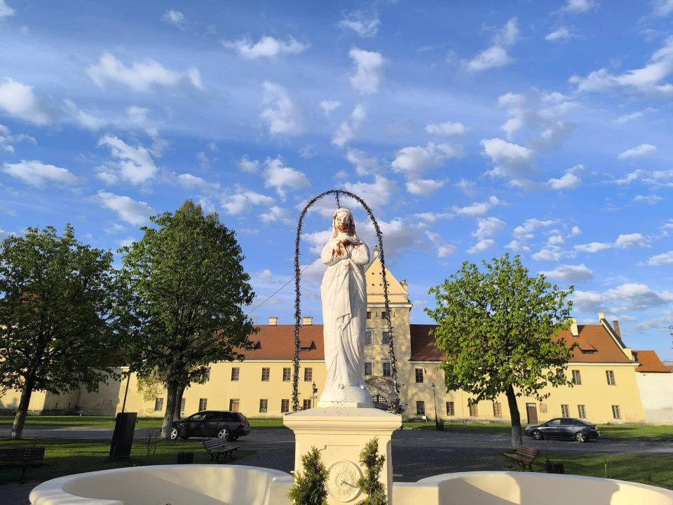 У Жовкві на Львівщині осквернили фігуру Матері Божої
