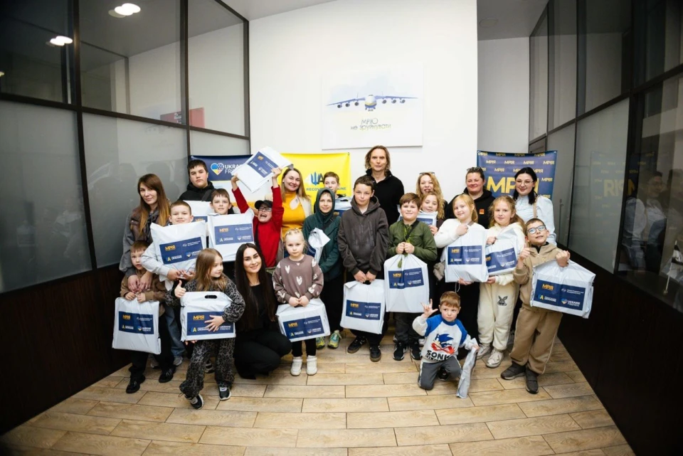У Києві дітям загиблих захисників передали ноутбуки та планшети в межах міжнародного проєкту