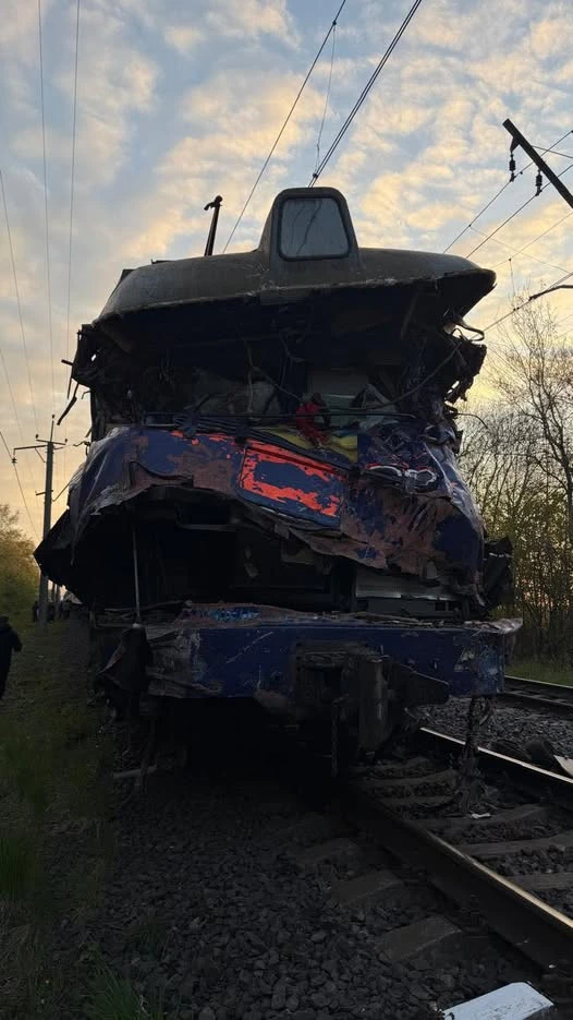 Аварія на переїзді: на Львівщині зіткнулися потяг та автокран, є загиблий