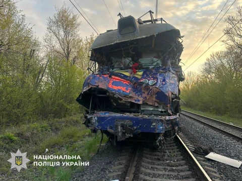 Аварія на переїзді: на Львівщині зіткнулися потяг та автокран, є загиблий