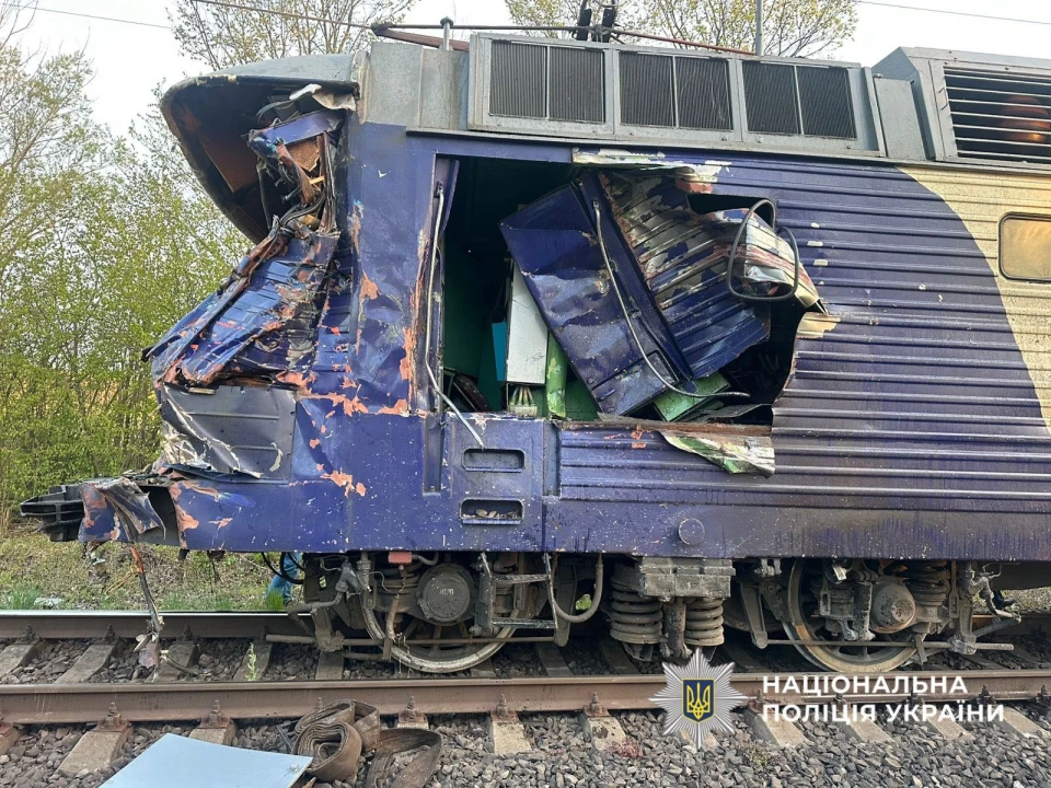 Аварія на переїзді: на Львівщині зіткнулися потяг та автокран, є загиблий