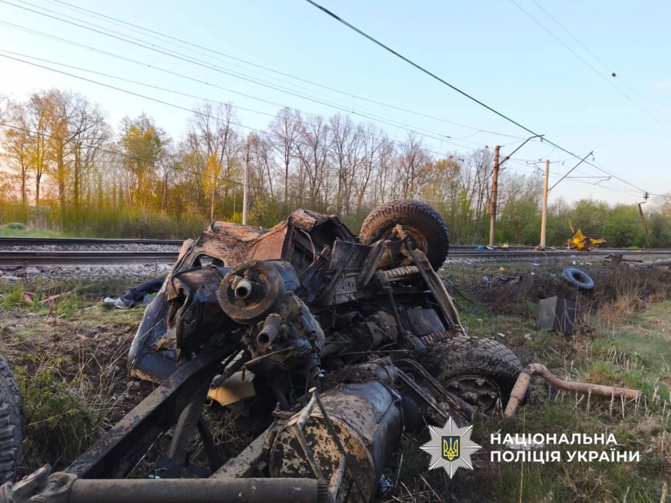Аварія на переїзді: на Львівщині зіткнулися потяг та автокран, є загиблий