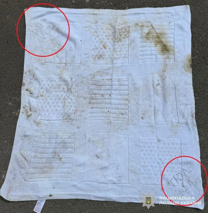 Біла пеленка з написом "пол. від.", знайдена разом з мертвим немовлям на проспекті Чорновола у Львові