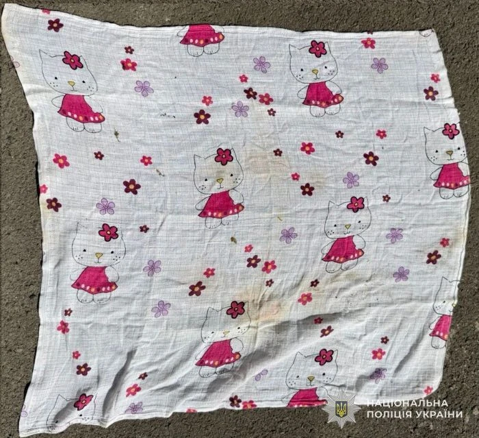 біла пеленка з hello kitty, знайдена разом з мертвим немовлям на проспекті Чорновола у Львові