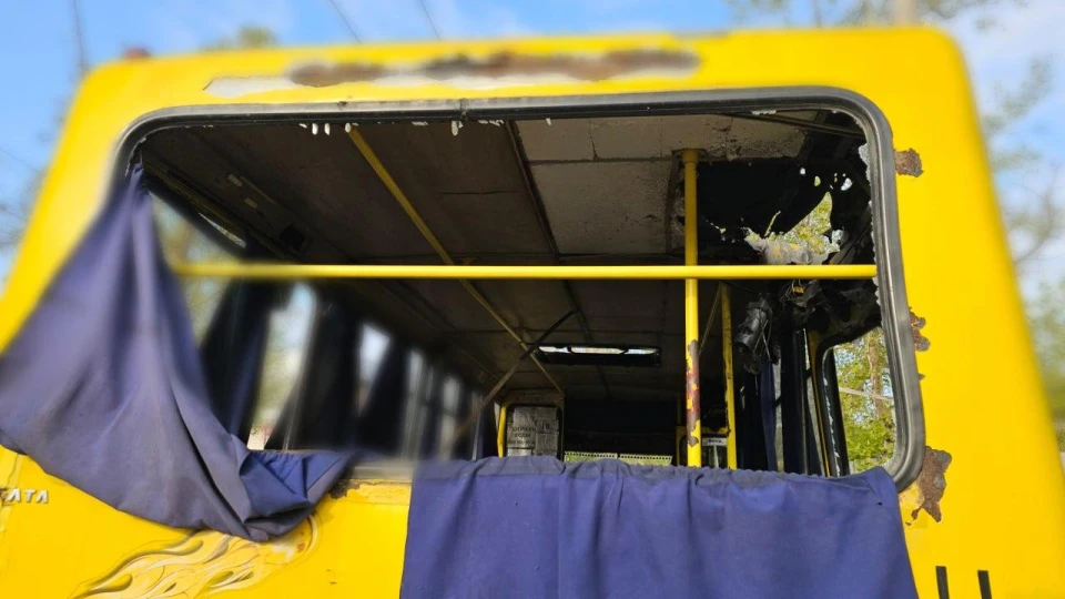 Росіяни зранку вдарили БПЛА по маршрутці у Херсоні: 2 людини загинули, є поранені