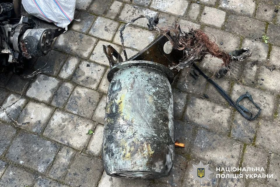 На фото: бойова частина шахеда, знешкоджена вибухотехніками у житловому будинку в Рівному
