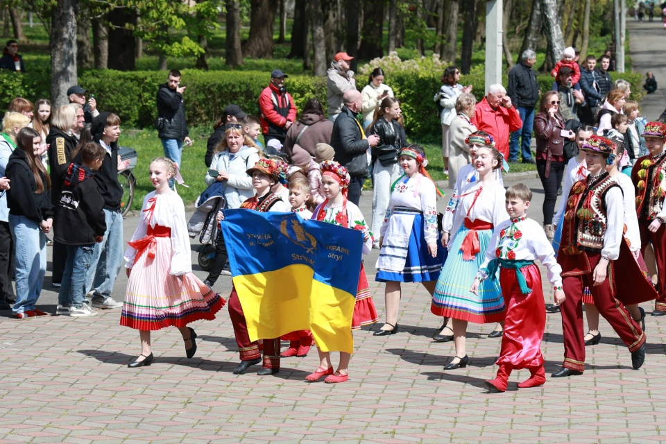 На фото: учасники проєкту "Поділля танцює" під час встановлення рекорду України з виконання подільського танцю "Краков'як" у Хмельницькому