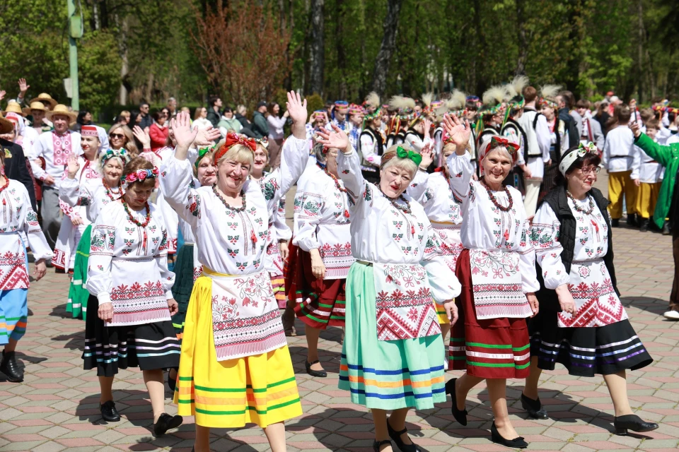 На фото: учасники проєкту "Поділля танцює" під час встановлення рекорду України з виконання подільського танцю "Краков'як" у Хмельницькому