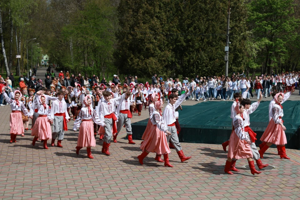 На фото: учасники проєкту "Поділля танцює" під час встановлення рекорду України з виконання подільського танцю "Краков'як" у Хмельницькому