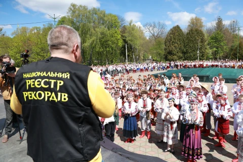 На фото: учасники проєкту "Поділля танцює" під час встановлення рекорду України з виконання подільського танцю "Краков'як" у Хмельницькому