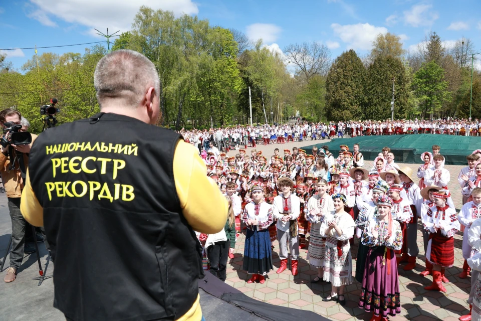 На фото: учасники проєкту "Поділля танцює" під час встановлення рекорду України з виконання подільського танцю "Краков'як" у Хмельницькому