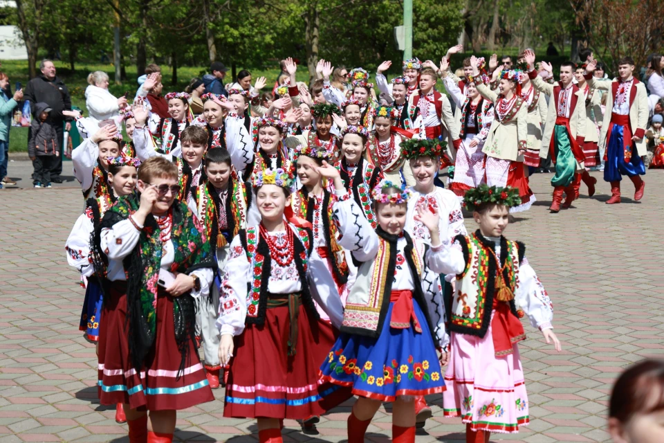 На фото: учасники проєкту "Поділля танцює" під час встановлення рекорду України з виконання подільського танцю "Краков'як" у Хмельницькому