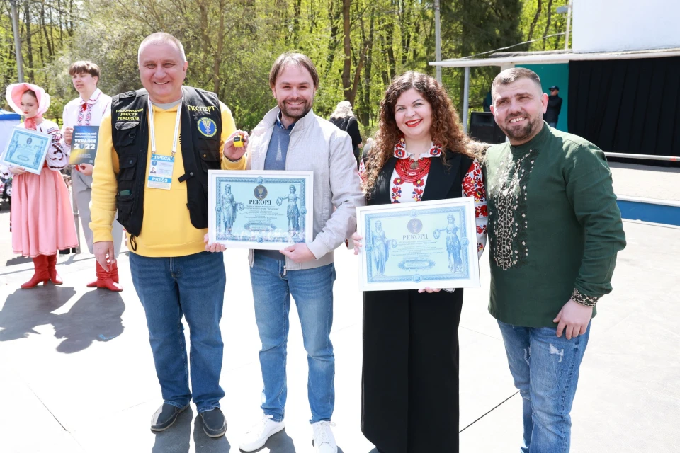 На фото: учасники проєкту "Поділля танцює" під час встановлення рекорду України з виконання подільського танцю "Краков'як" у Хмельницькому