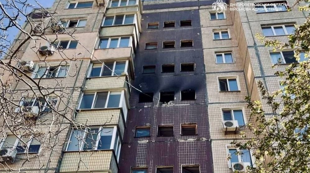 Росіяни вдарили безпілотником по багатоповерхівці у Кривому Розі: 5 постраждалих, серед яких – діти