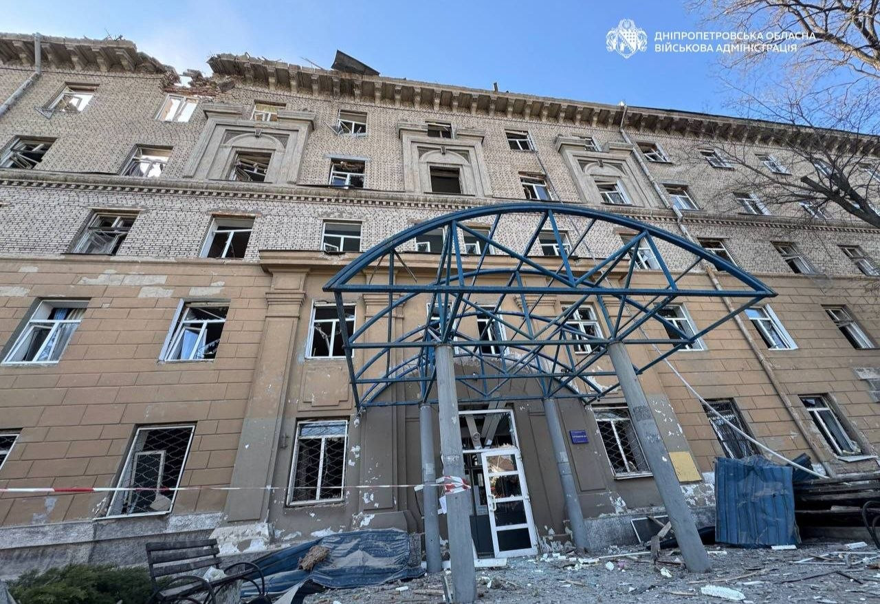РФ вдарила по житловому кварталу Дніпра: пошкоджено гуртожиток, серед постраждалих – 9-річна дівчинка